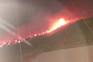 Hasiči vyjížděli skoro k tisícovce případů. Na Pardubicku zapálil blesk střechu domu - Novinky